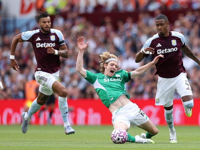 Ezri Konsa was sent off - but Newcastle couldn't take advantage. 

A sign of things to come after Alexander Isak? 

MORE FROM #AVLNEW ▶️ bit.ly/3JjU9VA