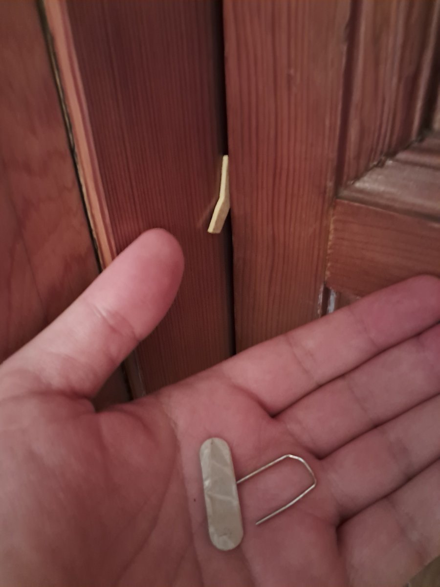 Aquí, traient les cosetes que deixen els lladres a les portes dels meus veïns, que sospiten que estan de vacances, malgrat que mai ningú m'ho agrairà, perquè sempre seré una mala persona per ells.