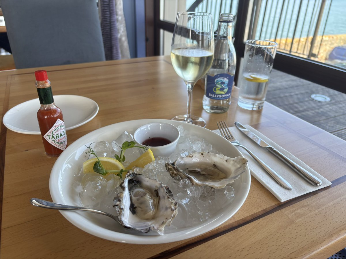 K_Ire_Dub's tweet photo. Howthの海の見えるレストランが最高でした🌊
運動後で腹ぺこなのもあって、キンキンに冷えた白ワインとシーフードが沁みました🦪🦞🍷
なお、とてもオシャレなお店なので、ぼっちでくるよりはデートにおすすめ感あります😇
https://t.co/OzR9RxRg7d https://t.co/nuL1ALLKzS