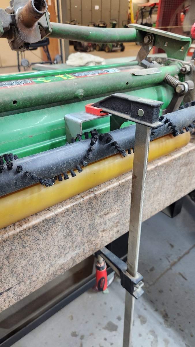 I really like this way of clamping the rear roller to the surface.