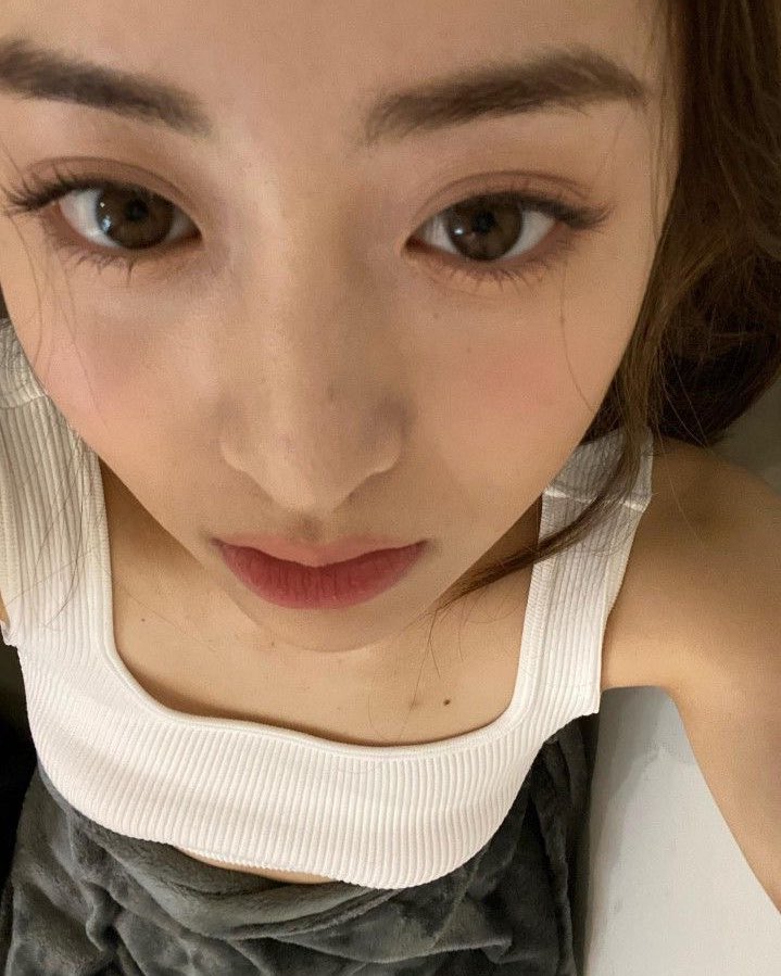 i love this selca genre that highlights yunjin’s beautiful boba eyes