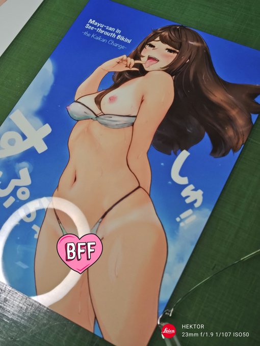 同じくエッチなバージョンのA4サイズメタルフォトプレート「日焼けあと真悠」「ブラックビキニえりネイキッドver.」こちらも1部ずつとなりますが各10000円で頒布予定です。 