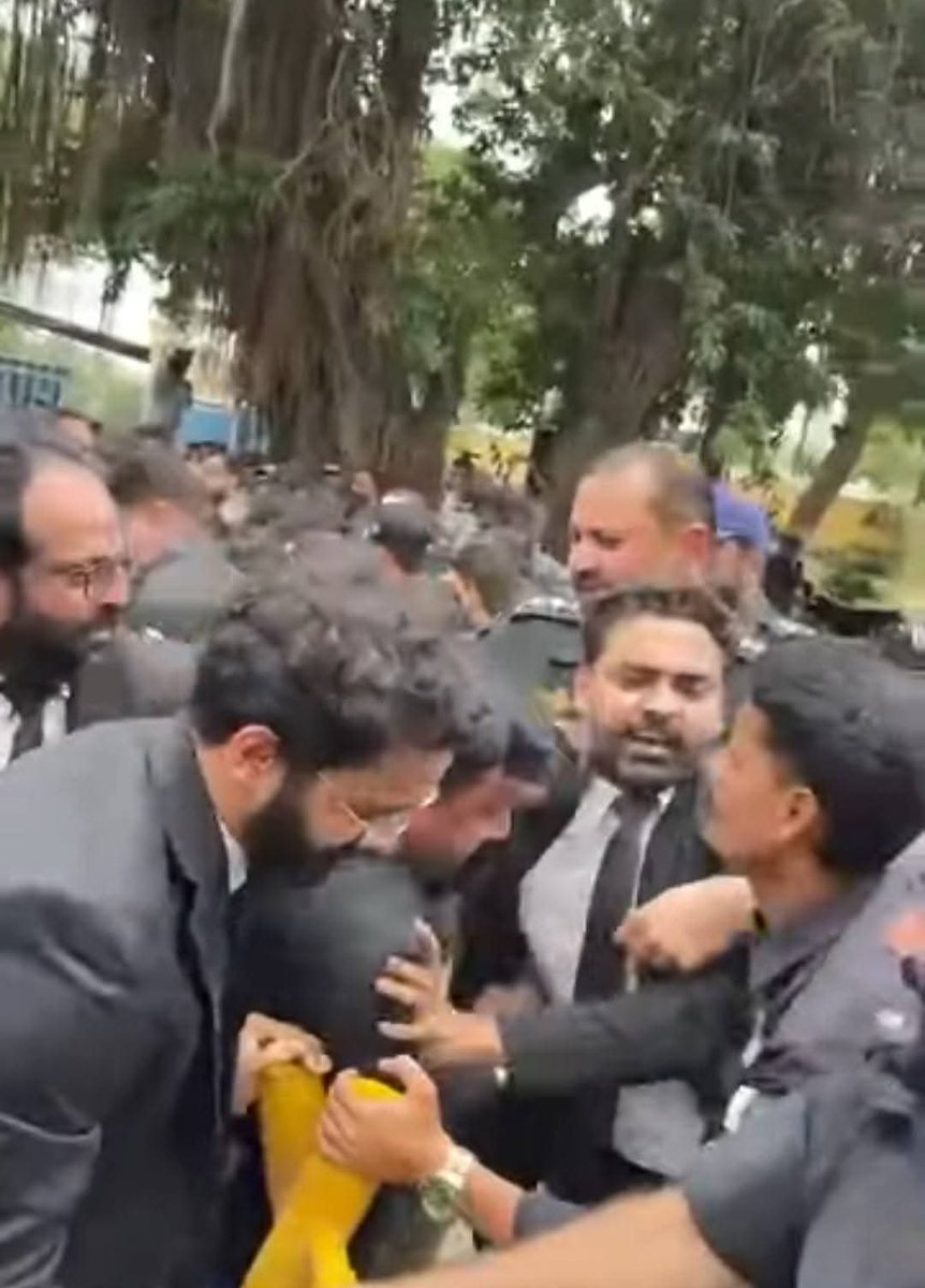SindhStudents's tweet photo. Progressive Students' Federation Sindh extends its solidarity with Sindh lawyers Action Committee. We the Progressive Students Federation Sindh also rejects Corporate Farming, six canals, PECA Act and 26th amendment. We are stand with lawyers and struggles. https://t.co/3jtodDOQhW