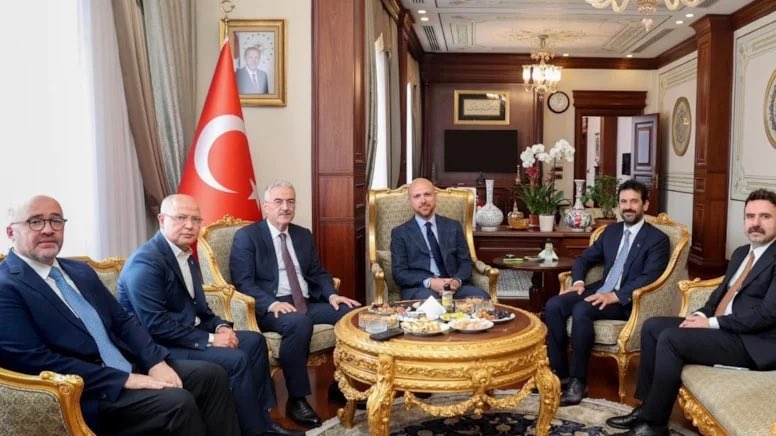 Partileşen devlet,devletleşen parti; daha daha kötüsü aile haline gelen devlet! Burası Bursa Valiliği, koltukta oturan Bilal Erdoğan.