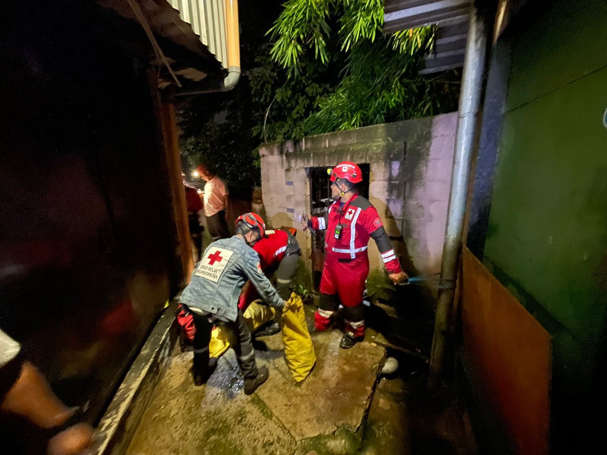 El Urbano (@elurbanonews) on Twitter photo #Nacional | Personal de <a href="/CruzRojaSal/">CruzRojaSal</a> rescató a ocho personas que permanecían incomunicadas en la comunidad La Mascota, en la 87 Sur, Escalón. El trabajo fue complejo debido a las gradas minadas que quedaron suspendidas en el aire. #Nacional | Personal de <a href="/CruzRojaSal/">CruzRojaSal</a> rescató a ocho personas que permanecían incomunicadas en la comunidad La Mascota, en la 87 Sur, Escalón. El trabajo fue complejo debido a las gradas minadas que quedaron suspendidas en el aire.