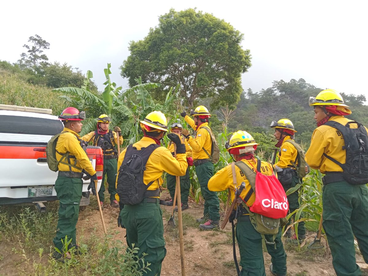 ConredGuatemala's tweet image. #ElProgreso Brigadistas de Respuesta Inmediata de la SE-CONRED,  se movilizan para realizar acciones de supresión en incendio 🔥 registrado en aldea Piedra Blanca, San Cristóbal Acasaguastlán.

Fotografías: Sistema CONRED