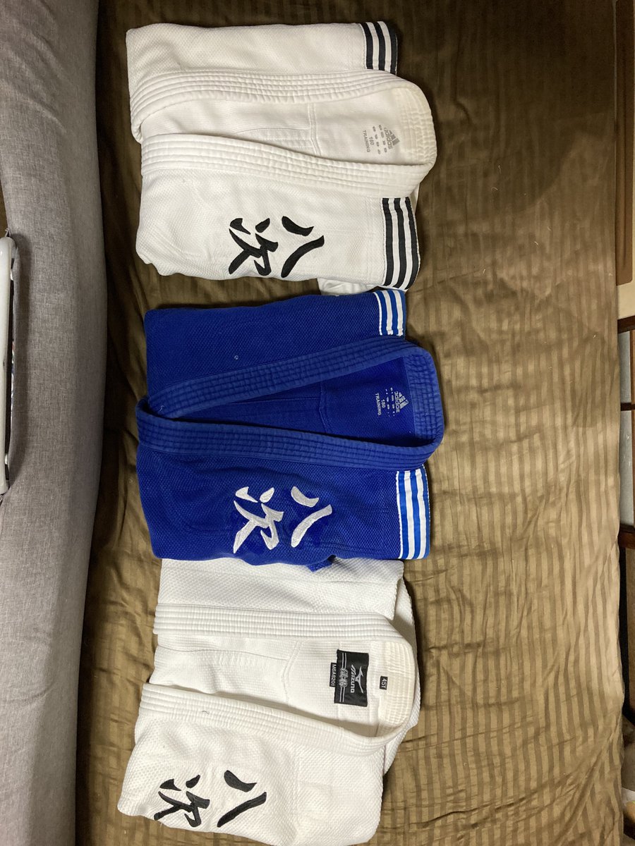 今日からお盆休み明けの柔道再開でした🥋
以前、業者に頼んで左胸刺繍を現在の所属道場名に修正してもらったのが届きました🎵
早速1着は使いましたが、合計4着刺繍しました🪡
遠征や出稽古先でもやはり身の丈に合った格好も大事なので😆
次は帯が届きますので楽しみです✨