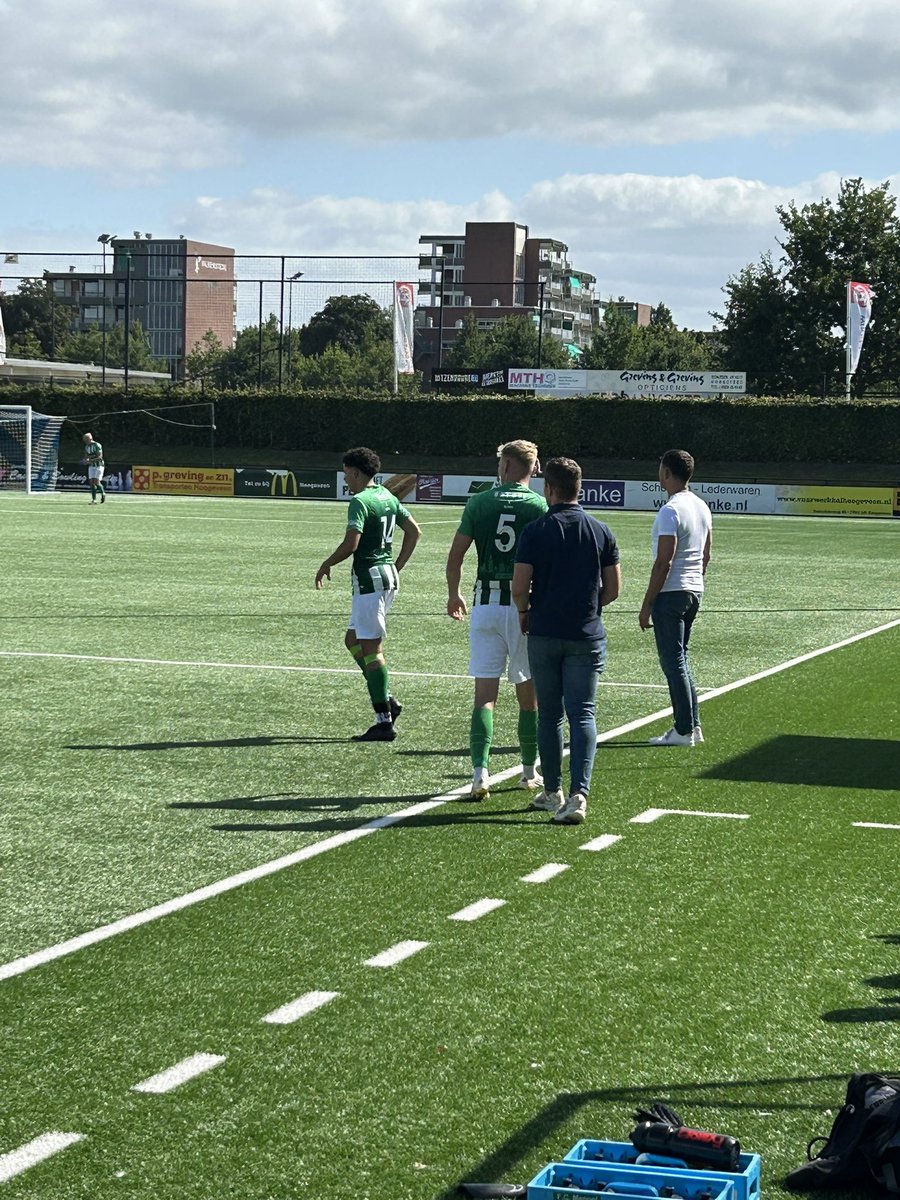 Tristan en Robert R eruit, Tarik en Ramin vullen het elftal weer aan. 57 min. 0-4.