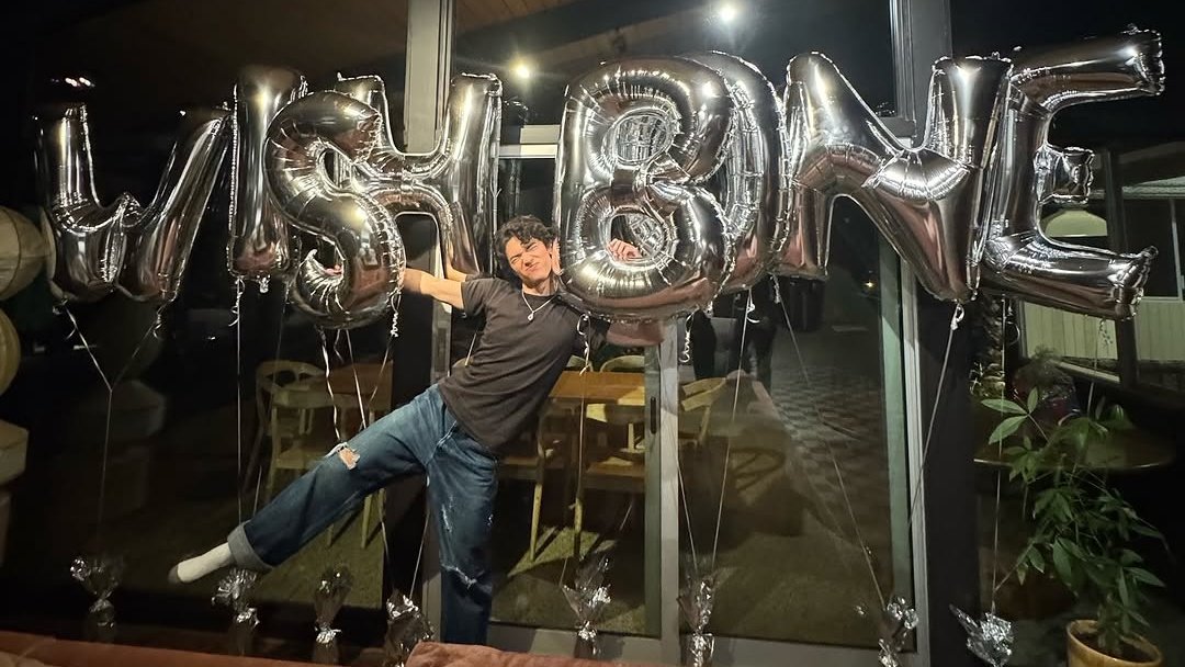 comfortcgray's tweet photo. HE IS SO HAPPY https://t.co/Er2qRSXEiq