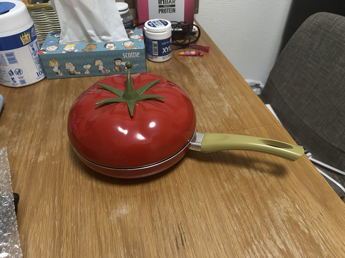 liexos's tweet photo. PAREM!!!!! GANHEI A MINHA PANELA DE TOMATE DOS SONHOS!!!!! (odeio tomate mas amo a estética de tomates) https://t.co/2gmSLUFCLs