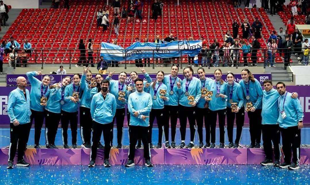 🥈 Lola Nuñez, jugadora de Handball de #Vélez integró la selección femenina menor que se coronó SubCampeón en los Juegos Panamericanos Juniors en Asunción, Paraguay. 

🏐 Argentina cayó enmla final ante Brasil por 19-22.

🎉 Felicitaciones Lola! 

<a href="/velez_handball/">Handball Velez</a>
<a href="/CAHandball/">Sel. Argentina Handball 🇦🇷</a>