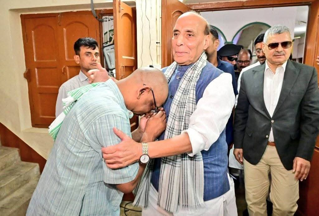 आज स्वर्गीय दिशोम गुरु शिबू सोरेन के दशकर्म में रक्षा मंत्री माननीय राजनाथ सिंह जी पहुंचे ,राहुल गांधी दिखाई नही दिए ।
<a href="/TheSquind/">Squint Neon</a> 
<a href="/MrSinha_/">Mr Sinha</a>