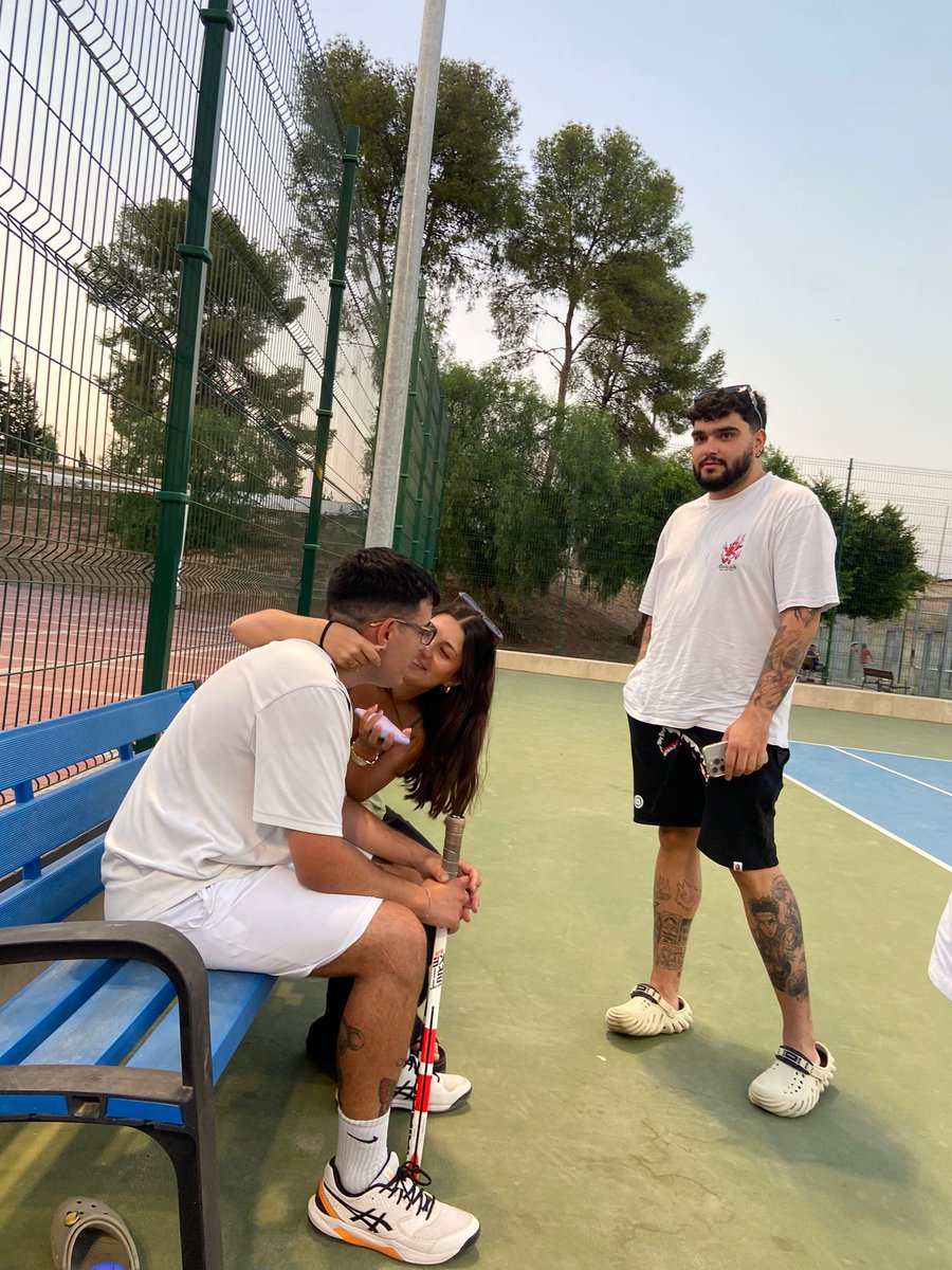 ATPalmar's tweet photo. 🗻 PROBLEMAS RESPIRATORIOS PARA KOALA

🫁 Su fatiga pulmonar se debe al tipo de entrenamiento llevado a cabo POR PEDRIYO.

💨 El neumólogo de LOS ROSALES tuvo entrenando a su pupilo con un vaper en cada mano para aumentar la dificultad y la intensidad del entrenamiento. https://t.co/m9EyklEj1f