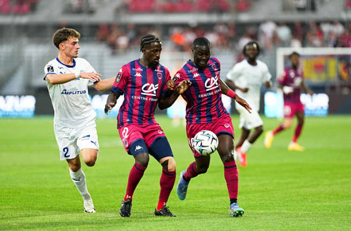 CF63Insights's tweet photo. âïžâïž | #CF63ESTAC | Les bilans individuels
7⣠Guivarch
6⣠Caufriez
5⣠Hunou, Gastien, Salmier, Saivet
4⣠Bamba, Boto
3⣠Coulibaly, Diop, Diedhiou
đ On a plutĂŽt aimĂ©
đ L'entrĂ©e de Fakili, qui au delĂ de son but qui aurait dĂ» valoir 3 points et aurait pu lancer sa saison, a vraiment tentĂ© de secouer le cocotier et dâamener de la vitesse et de la percussion dans une ligne dâattaque qui en manquait cruellement
đ Les 2 parades importantes de Guivarch en seconde pĂ©riode qui ont permis de garder un point qui ne tenait qu'Ă un fil Ă ce moment lĂ (on note quâavant cela il nous avait fait une petite frayeur sur une sortie des 2 poings en premiĂšre pĂ©riode)
đ Les progrĂšs de Hunou, certes lĂ©gers, mais pour un joueur qui nâa plus jouĂ© depuis des lustres, il a finalement Ă©tĂ© le plus dangereux (auteur de 3 des 4 tirs de son Ă©quipe) et aurait mĂ©ritĂ© de ressortir avec au moins un but. Avec le temps, il y a de quoi espĂ©rer quelque chose. A noter quâil fait aussi partie des rares clermontois a avoir gagnĂ© plus de la moitiĂ© de ses duels et aura surtout Ă©tĂ© le malheureux du soir avec ses 2 poteaux et sa position de HJ en fin de matchâŠ
đ On a pas aimĂ©
đ Le manque dâimpact de Diedhiou en pointe de lâattaque, car mĂȘme si peu et mal servi, il n'a gagnĂ© quâun seul de ces 10 duels⊠On peut aussi y ajouter Bamba, qui lui aussi a perdu trop de duels et nâa surtout pas rĂ©ussi Ă crĂ©er des brĂšches et des diffĂ©rences dans la dĂ©fense adverse
đ Les prestations une nouvelle fois bien trop justes de Coulibaly et Diop (et mĂȘme Socka quand il lâa suppléé) sur le cĂŽtĂ© droit. Ne pas recruter Ă ces postes risque de sĂ©rieusement mettre la saison en danger, tant leur donner les clĂ©s semble risquĂ©. On pourrait presque ajouter Boto a cette inquiĂ©tude, mĂȘme si tout nâest pas Ă jeter dans son match (lui aussi a le mĂ©rite dâavoir gagnĂ© plus de la moitiĂ© de ses duels et il est le 2e clermontois a avoir fait le plus d'interventions dĂ©fensives)
đ Le trop grand nombre de ballons perdus bĂȘtement un peu partout, ces 6 mĂštres systĂ©matiquement jouĂ©s Ă 2 pour ensuite rendre le ballon Ă l'adversaire dans notre moitiĂ© de terrain, les coups de pieds arrĂȘtĂ©s (hormis le premier coup franc de Saivet) et cette capacitĂ© Ă se faire Ă©liminer bien trop facilement en 1v1 (7 joueurs Ă©liminĂ©s cĂŽtĂ© clermontois contre 2 seulement cĂŽtĂ© troyen, Gastien (qui nâa autrement pas Ă©tĂ© le plus intĂ©ressant) et Boto Ă©tant les plus en difficultĂ© dans ce domaine).
Et vous, comment avez vous jugĂ© les joueurs du @ClermontFoot face Ă lâ @estac_officiel
#CF63 | #clermontfoot đđŽđ”