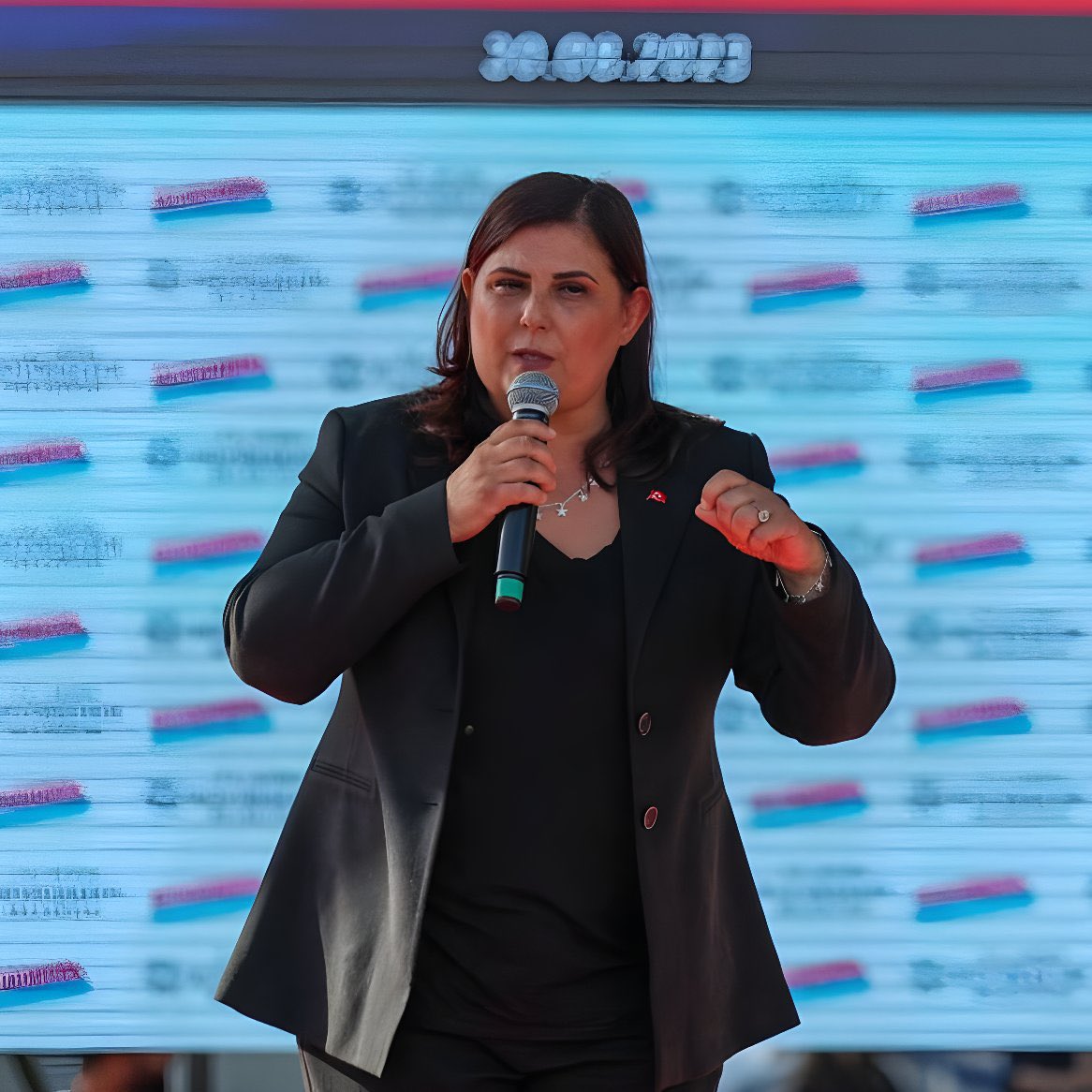 Murat Ağırel: (Özlem Çerçioğlu’na)

“Halka anlatacaksın, 'Kocamın şirketi batıyordu, şirketi kurtarmak için AKP'ye geçtim' diyeceksin!

'18 tane davadan yargılandığım için korktum, onun için AKP'ye geçtim' diyeceksin!

Bunları anlatmak yerine hala aba altından sopa gösteriyor.”