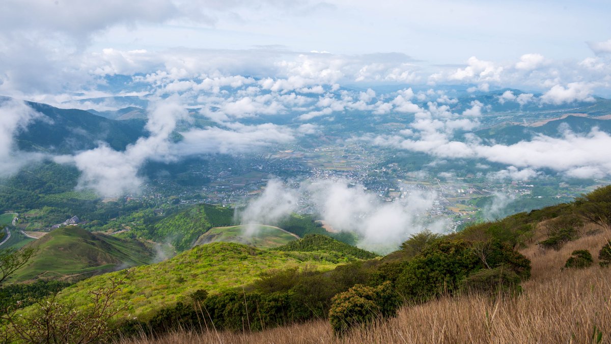 mlyonphotos's tweet image. Above the Clouds

Looking down on the valley below, with the world tucked beneath drifting clouds. The mix of green hills, scattered villages, and endless sky makes this view feel like stepping into a dream.

#AboveTheClouds #MountYufu #NatureViews #JapanTravel #MountainMagic
