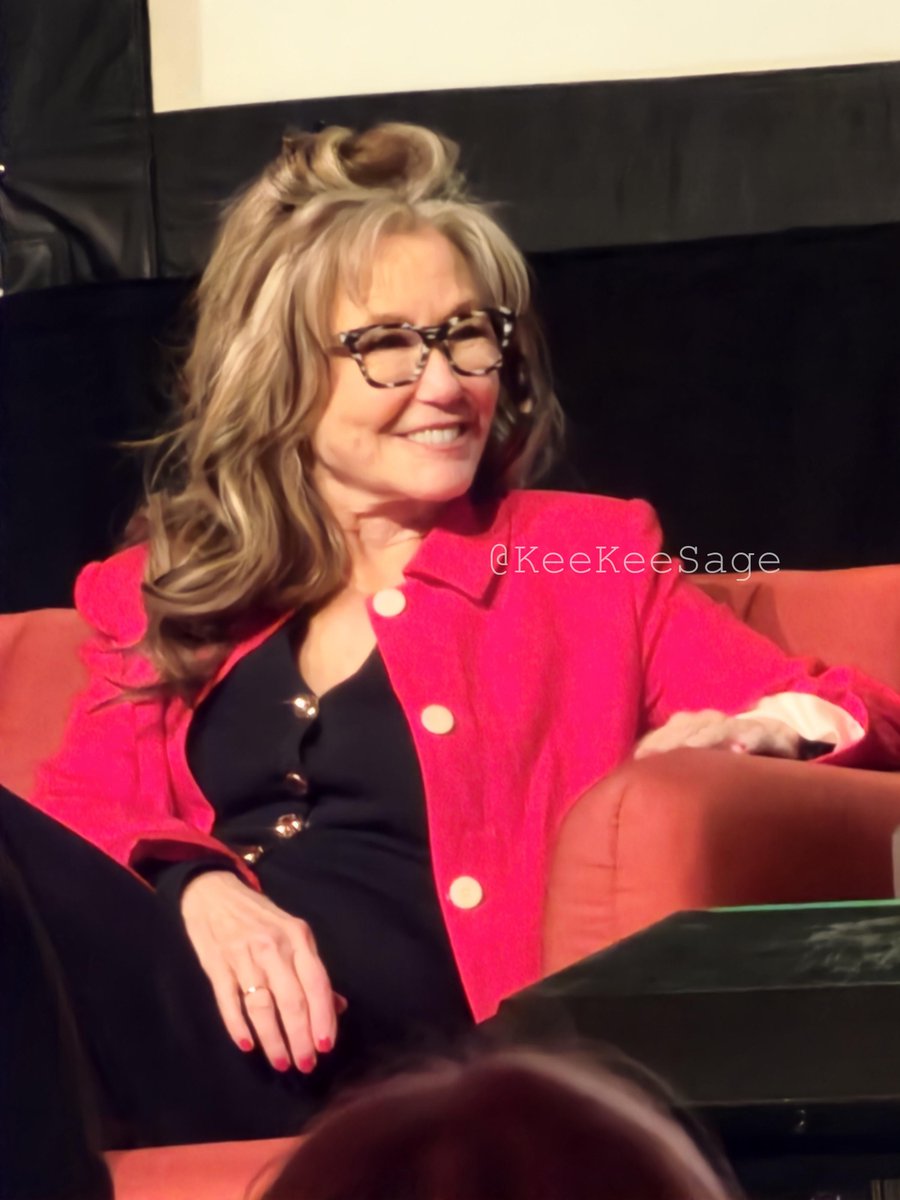 Photos of #MaryMcDonnell at Sunday's "Trek Politics: Living in a political Universe" panel at #STLV 
mary-mcdonnell.com/2025/08/16/stl…

📸 donated by <a href="/KeeKeeSage_1/">KeeKee</a>