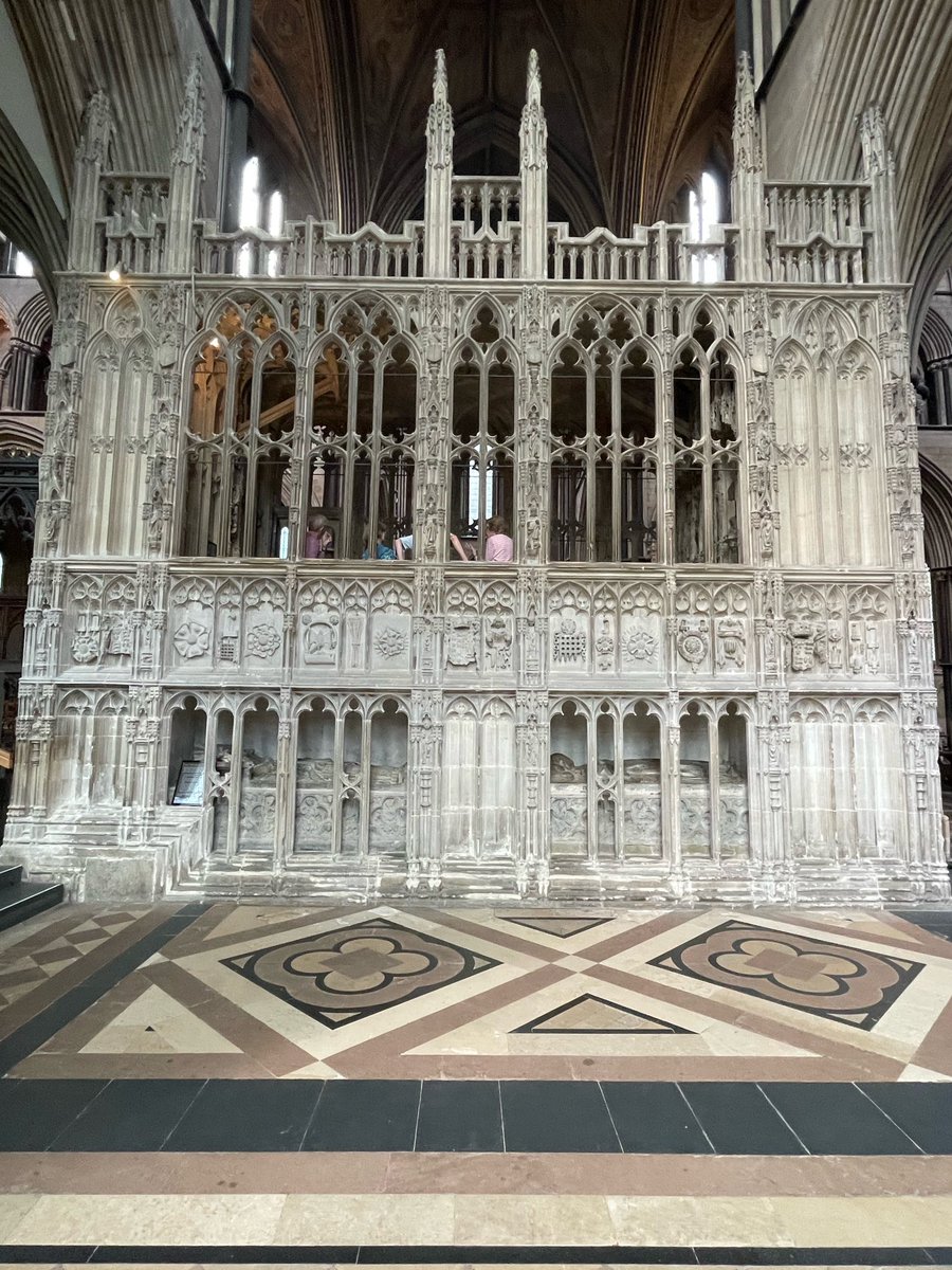 Grizzlegutweed the Bear tweet media