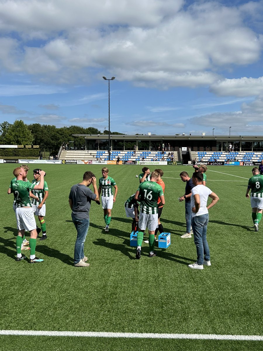 Even een korte drink pauze in de 2e helft. Het spelbeeld is gelijk aan 1e helft. Alleen de doelpunten ontbreken,