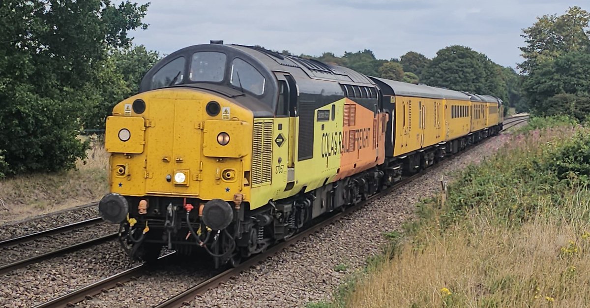 Harrod15S's tweet photo. 37116 &amp; 37057 'Barbara Arbon' through Hayfield just south Doncaster working a test train 1Q86 March to Derby via Doncaster 
#class37 #trains #testtrains
@TheGrowlerGroup #Hayfield #Doncaster https://t.co/omEEeCYXdS