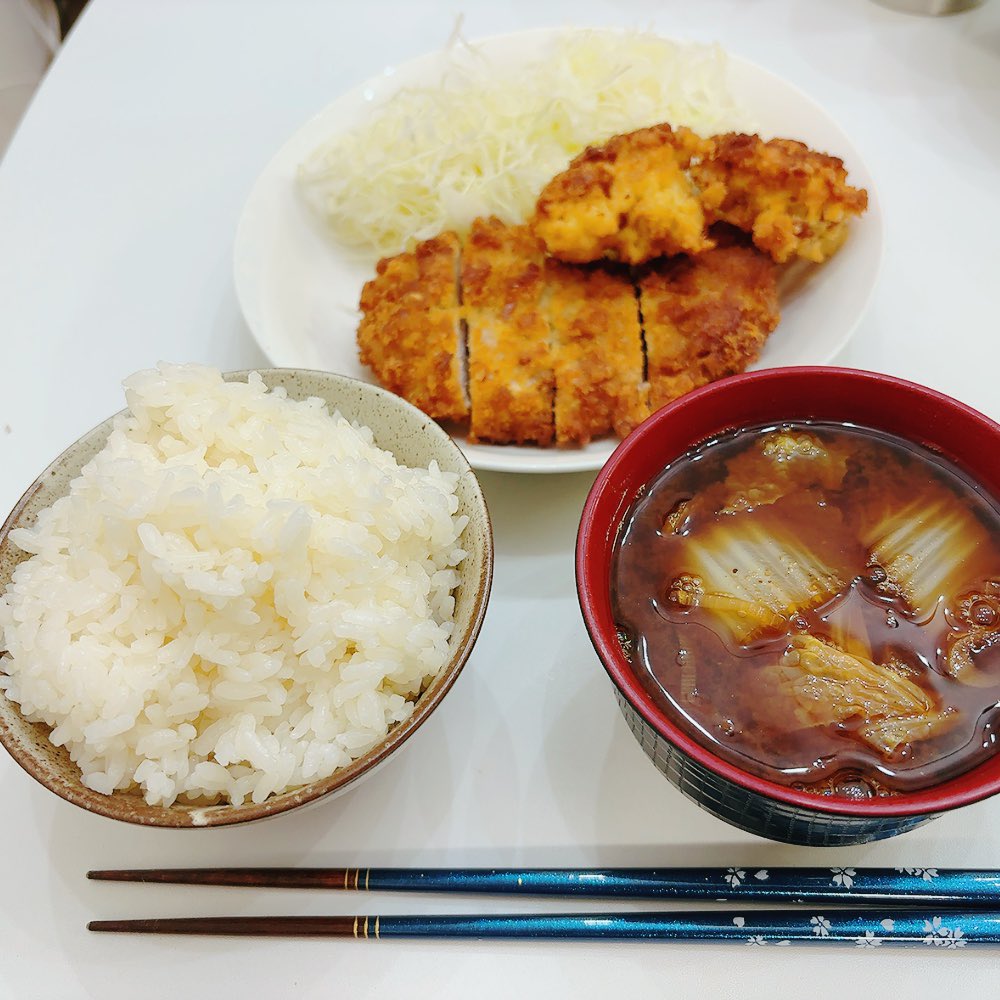gungnir_sub's tweet photo. 今日は編集頑張ったのでとんかつ！
(と余ったパン粉の爆弾揚げ) https://t.co/oGnYpu6JUL