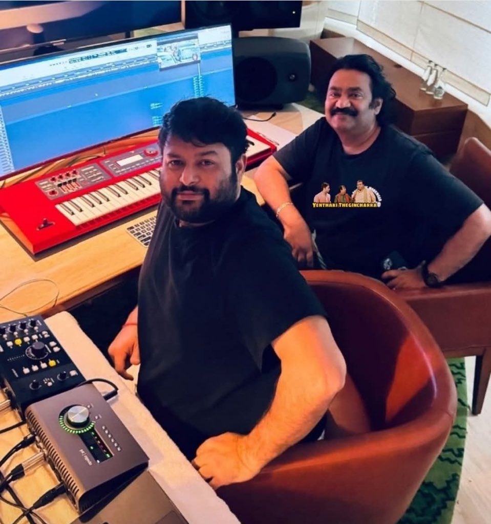 Thaman and Prabhas from Rajasab sets 😥