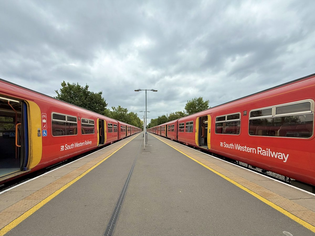 Hello from Hampton Court! With Effingham Junction closed today, I’m doing a diverted Cobham service. Not often you see two trains down here on a Saturday. Got a nice 30 minute wait too.