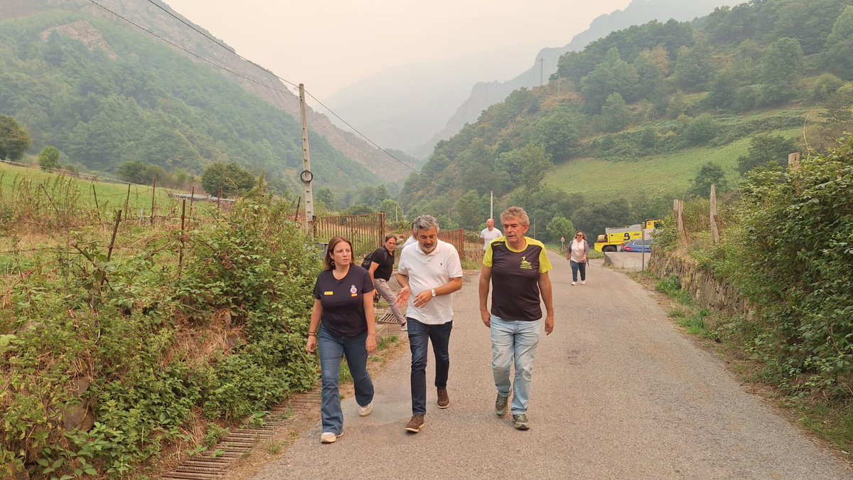 La Delegada del Gobierno, Adriana Lastra ha visitado Villar de Vildas (Somiedo) para seguir las labores de extinción.
⚠️ Se insta a evitar actividades recreativas y deportivas en Picos de Europa y la cordillera como medida de precaución ante los #IIFF.