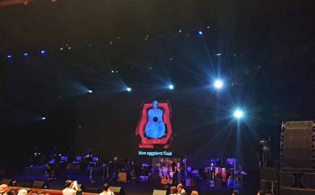bigjoke1984's tweet photo. 玉置浩二 with 故郷楽団 10周年 Concert Tour 2025 ～blue eggplant field
神戸公演2日目。
パーカッションに加えて今回はドラムも入っていたので、いつもより重厚な感じでした。
レアな曲あり、レアなMCありといつもにも増して素晴らしい内容でした✨

#玉置浩二 #故郷楽団 #神戸国際会館 https://t.co/5Ccz0vGX0U