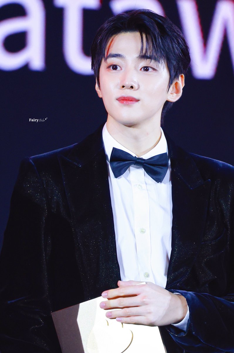 fairytale_jc's tweet photo. 250816 
Weibo Cultural Exchange Night 

🫳🏻🐈‍⬛

#재찬 #JAECHAN 
#DKZ #디케이지 https://t.co/cZVbs8w8Gv