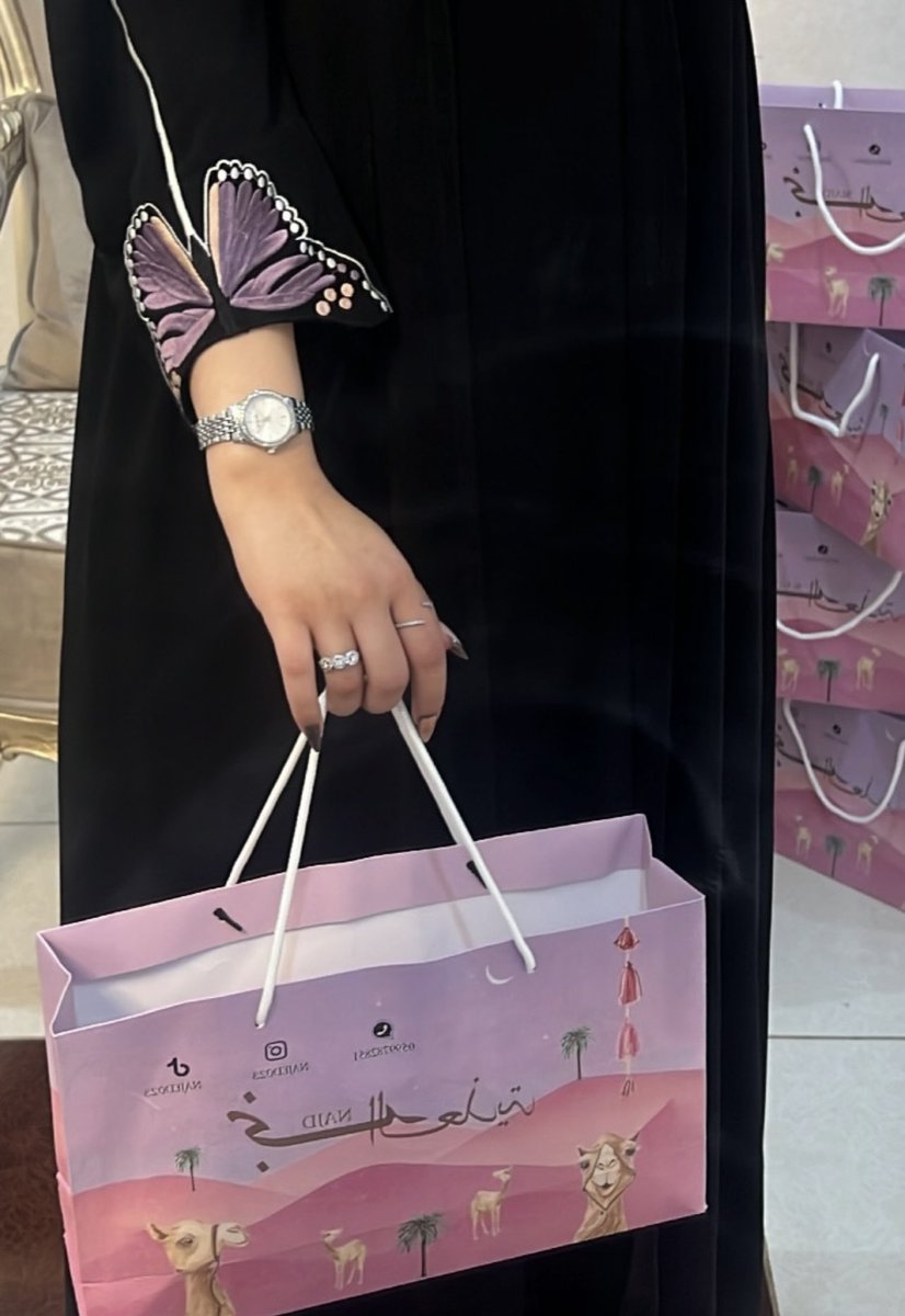 iio5a3's tweet photo. @dearmaviila طيب شيكوا على عباياتنا يمكن تعجبكم😙💗✨. https://t.co/kyhgy0zMaR