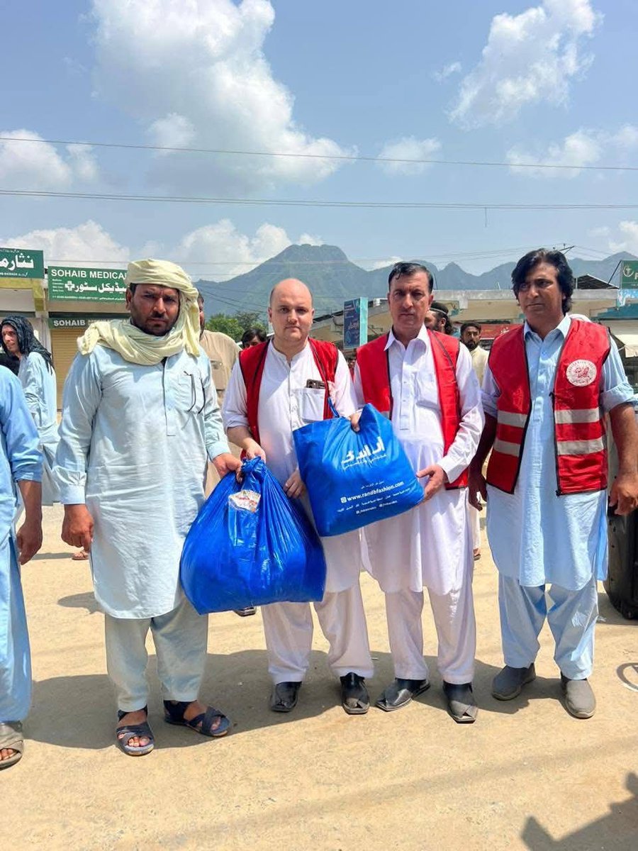 DrShahzad_'s tweet photo. خدائی خدمتگار آرگنائزیشن بونیر کے ضلعی سالار افسر خان کی قیادت میں رضاکار حالیہ سیلاب سے متاثرہ افراد کی مدد کے لیے امدادی کیمپ قائم کیے ہوئے ہیں، جہاں متاثرین کو فوری طبی امداد، خوراک اور ضروری سہولیات فراہم کی جا رہی ہیں

#KhudaiKhidmatgarOrganization #KKO #Bunair https://t.co/Q5fdNMY99K