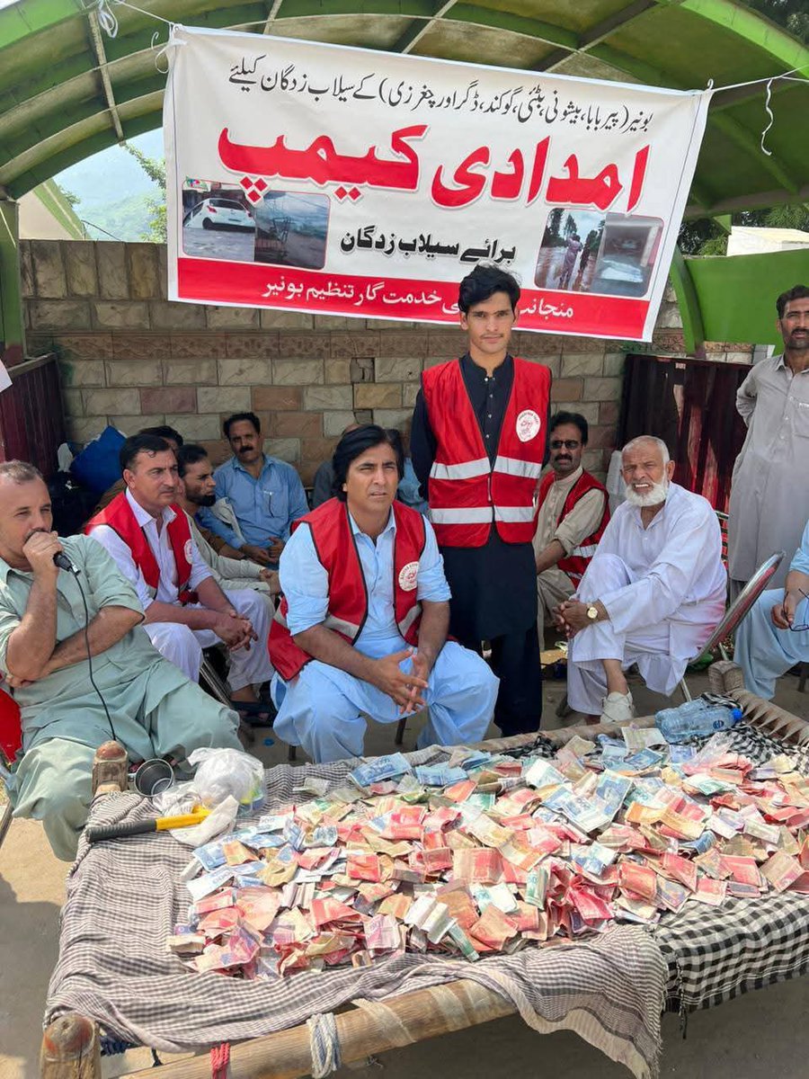 DrShahzad_'s tweet photo. خدائی خدمتگار آرگنائزیشن بونیر کے ضلعی سالار افسر خان کی قیادت میں رضاکار حالیہ سیلاب سے متاثرہ افراد کی مدد کے لیے امدادی کیمپ قائم کیے ہوئے ہیں، جہاں متاثرین کو فوری طبی امداد، خوراک اور ضروری سہولیات فراہم کی جا رہی ہیں

#KhudaiKhidmatgarOrganization #KKO #Bunair https://t.co/Q5fdNMY99K