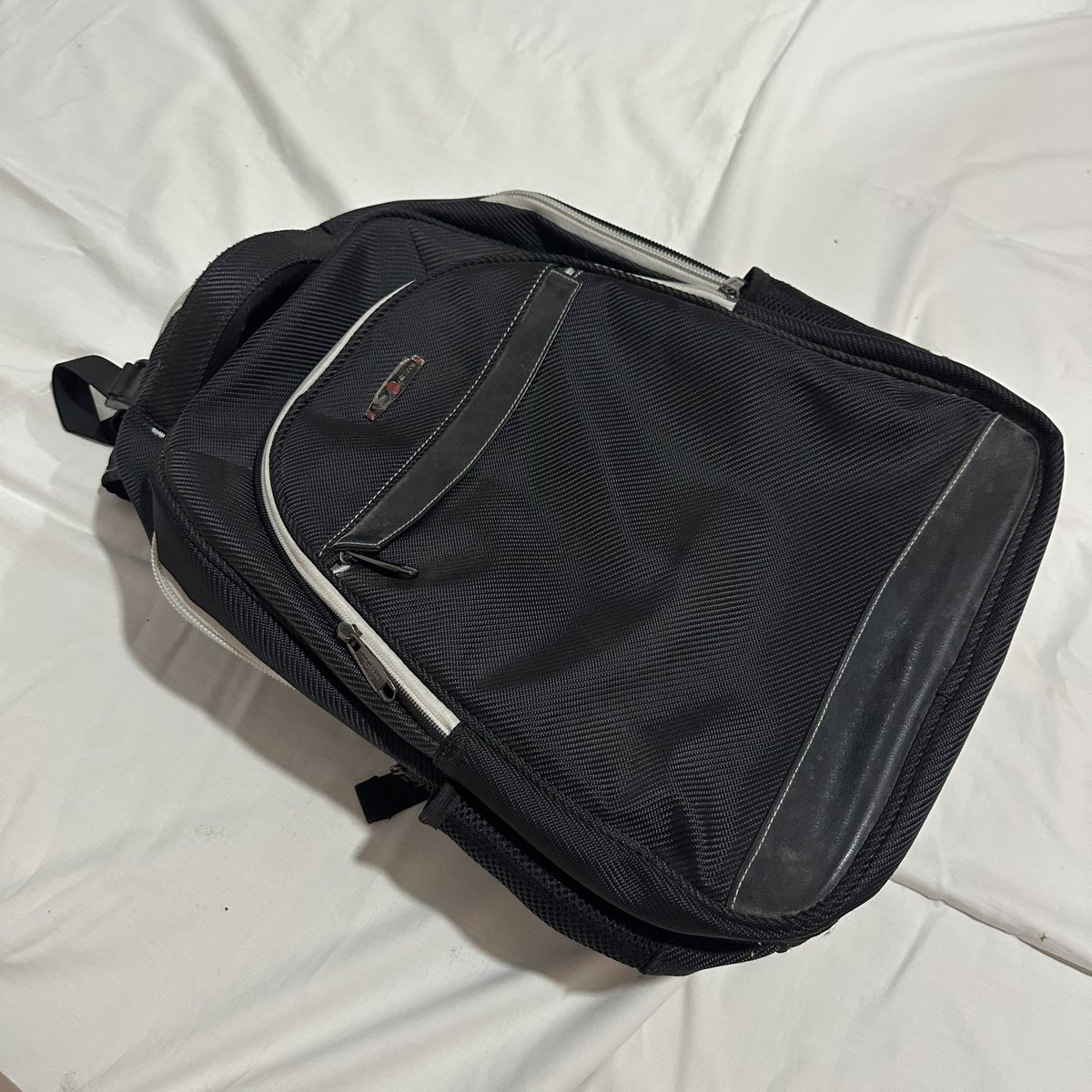 mochieuww's tweet photo. wts | preloved tas ransel | domisili semarang | shopee freeongkir 
red converse original price 275
advan school backpack price 75
polo freedom backpack price 125 https://t.co/9PTyTEdawz