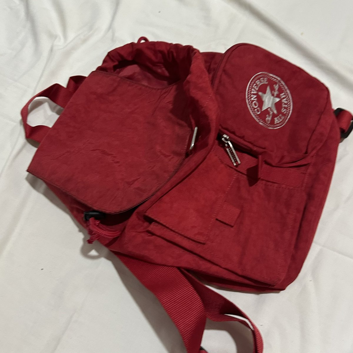 mochieuww's tweet photo. wts | preloved tas ransel | domisili semarang | shopee freeongkir 
red converse original price 275
advan school backpack price 75
polo freedom backpack price 125 https://t.co/9PTyTEdawz