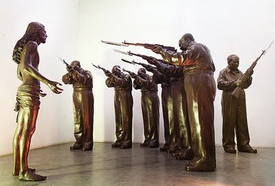 言论自由是艺术创作最基本的条件，
没有自由就没有真正的艺术。

                                                —— 艾未未

（ 配图：中国艺术家 高氏兄弟的雕塑
《抓小姐》《被枪毙的基督》）