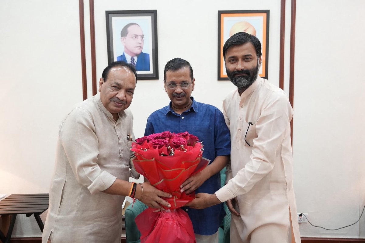 राष्ट्रीय संयोजक श्री <a href="/ArvindKejriwal/">Arvind Kejriwal</a> जी से उनके निवास स्थान पर मिलकर हार्दिक बधाई एवं शुभकामनाएँ प्रेषित कीं।

ईश्वर से प्रार्थना है कि आपको दीर्घायु और उत्तम स्वास्थ्य प्रदान करें ताकि आप हमेशा देश-प्रदेश की सेवा करते रहें। 🌸🙏