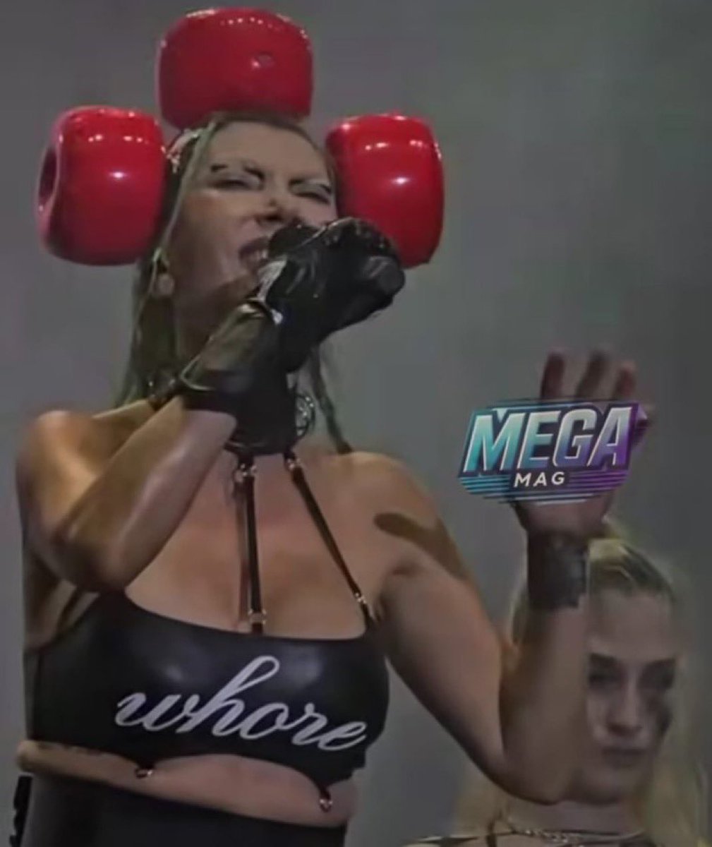 Hande Yener, 
sahneye üstünde "whore /fahişe" yazan kıyafetle çıktı.

👇👇👇 
Şimdi bundan ne çıkarmalıyız!