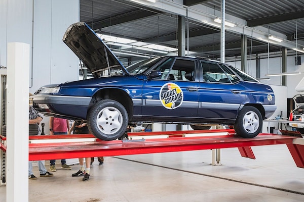 VIDEO: De Twingo van Joy zakte helaas door het ijs, maar weet Michiel Joep ter overtuigen met de door hem aangeschafte Citroën XM? autoweek.nl/autotests/arti…
