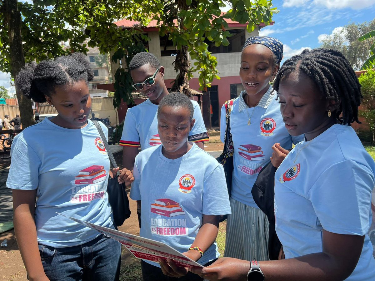 Reading is a Skill that every child needs in Life but many miss out because they dont have reading books: Through our Holiday #ReadingCamp we make it a point for children in the slums to receive reading books and enjoy reading with mentors:

Use every opportunity on this earth to