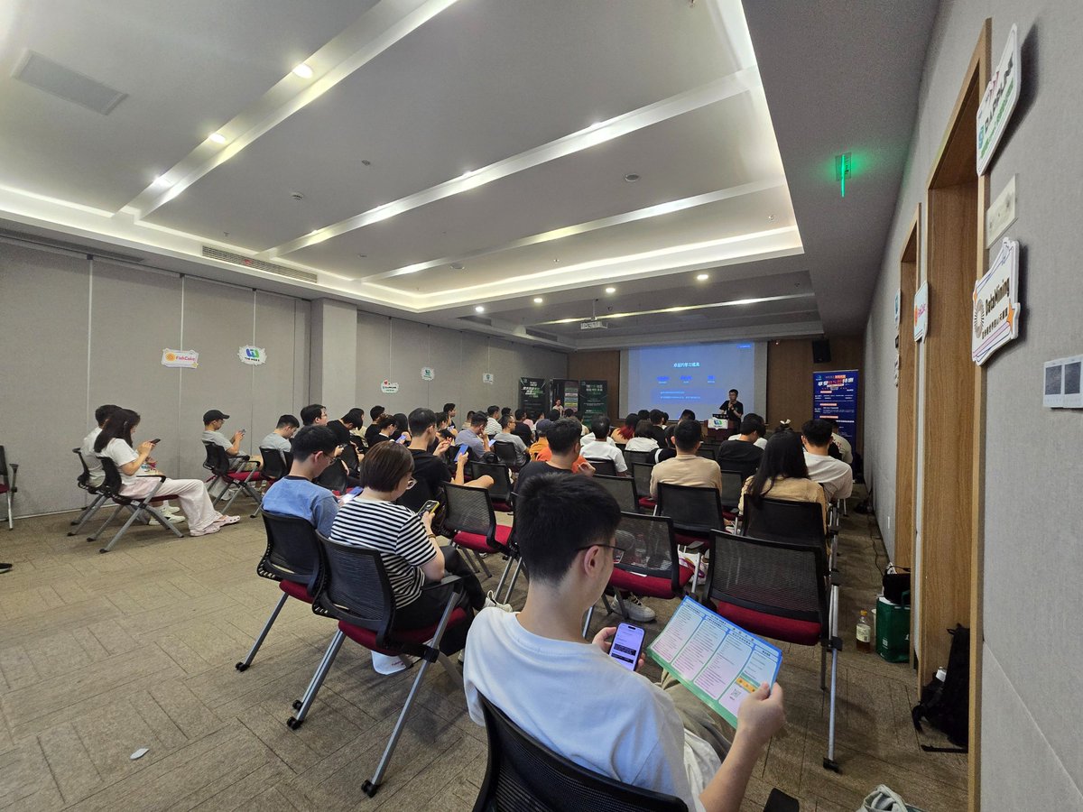 【The Web3 社区杭州站 Meetup 总体回顾】

8 月 16 日，The Web3 社区杭州站 Meetup 圆满落幕！从 14:00 签到破冰到 18:00 自由交流，活动全程干货与惊喜不断。

核心分享

Seek 全方位解读 The Web3 社区，Web3 就业方向与薪资待遇，覆盖从开发者到产品经理、BD 的全链路职业机会。

Sinco 分享 Web2