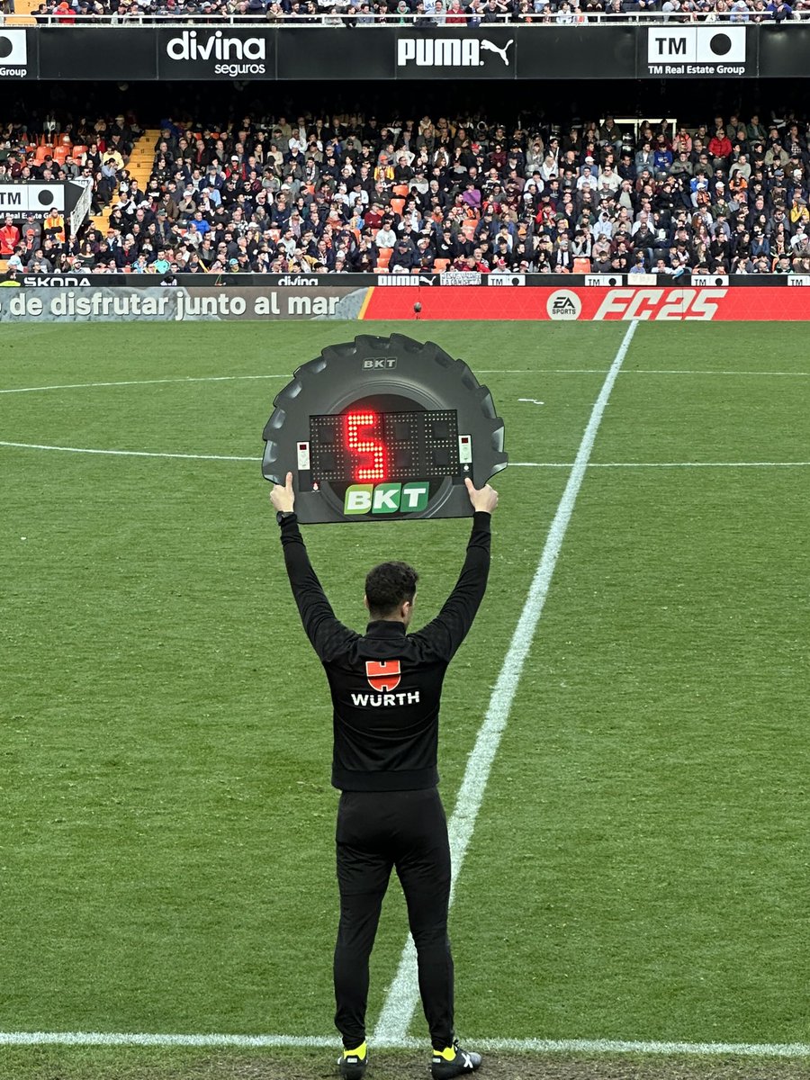 **Post:**  
"¡A ver cuánto tiempo nos hace perder el VAR este año! ⏳⚽ Cada temporada, el vídeoarbitraje promete justicia, pero a veces parece que solo suma minutos y polémica. ¿Qué opináis? 🗣️ #VAR #Fútbol #Mestalla #LALIGAEASPORTS