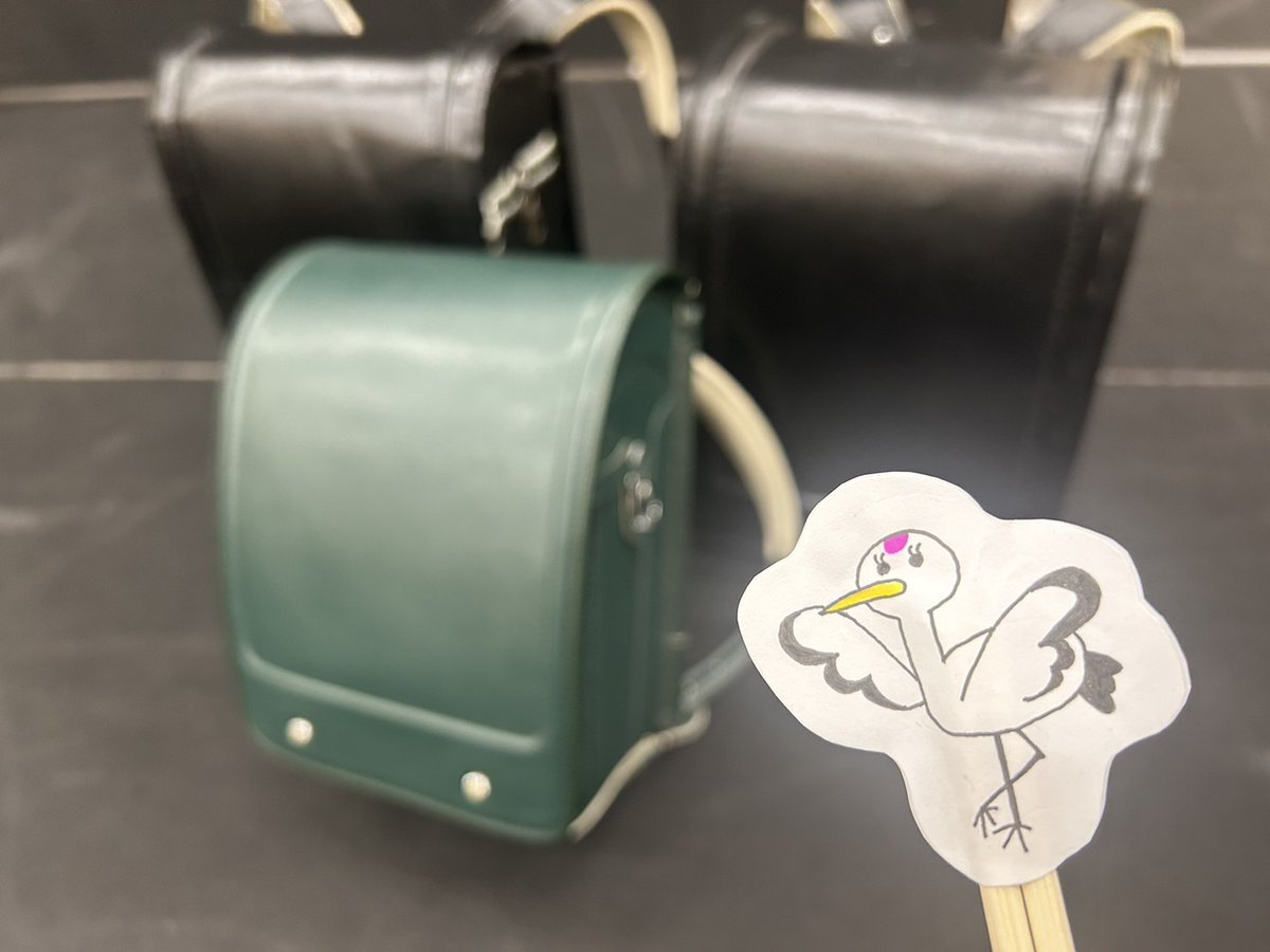 『#サヨナラソング ー帰ってきた鶴ー』
  今日の稽古場日記をお届けします
  　　⋱      ꒰ঌ✉️໒꒱ 　⋰

ランドセルを３つ見つけました！🎒
小学生は小都の息子、陽翔だけだった気が...
あとの2つは誰の物でしょうか🧐💭
答え合わせは、本編で!!

📅初日まであと15日！

thirdstage.com/knet/sayonaras…