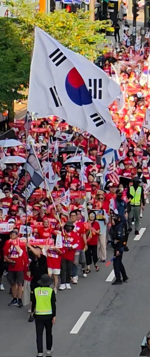 Grace0Melody's tweet photo. Today, Koreans unite for freedom.๐ฐ๐ทโ๏ธ
We stand for our nation and for all who value freedom.โฃ๏ธ
With hope and respect, we ask the world:
Please hear our voice.๐ฃ Help us make it a force. ๐ช
#FreeKorea #FrontlineOfFreedom #BeTheSalt #KORUSAlliance #CHINALEEOUT #CCPOUT #FREEYOON https://t.co/R7l68SxATN