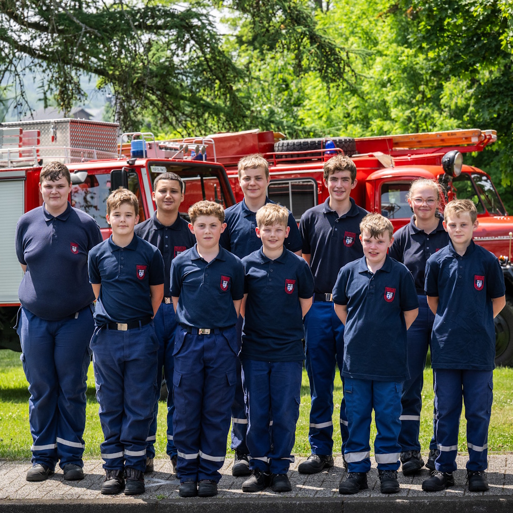 Im heutigen #Samstagsrückblick schauen wir auf den 14.06.2025. Da fand in Ruppichteroth der #Leistungsnachweis der #Jugendfeuerwehr statt. Die Jugendfeuerwehr Rheinbach ist mit 2 Gruppen angetreten. 19 Jugendliche haben erfolgreich teilgenommen. feuerwehr-rheinbach.de/jfw/meldungen/…