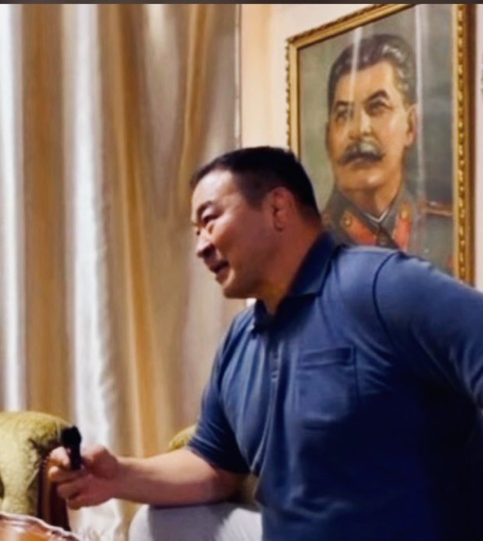 Энэ хувалз мөрөөрөө ард олны хайр хүндлэлийг даагаад амьдарчихгүй, өчнөөн жил гишүүн хийхдээ эх орноо баахан хохироож, одоо тэрэндээ ханаагүй ардчилал бол ад чөтгөрийн хорлол гэсэн утгатай юм ФБ-т бичээд, бас Монголд цуст хэлмэгдүүлэлт хийлгэсэн Сталинг шүтээд сууж байдаг.