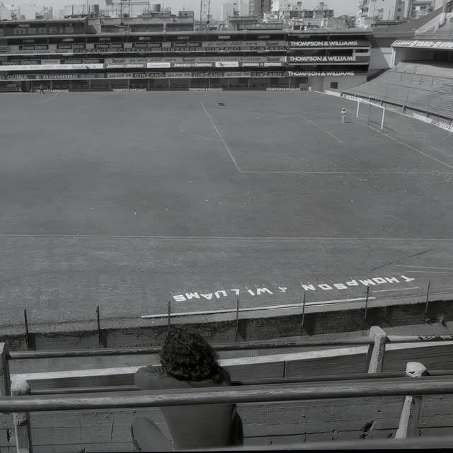 la12tuittera's tweet photo. 🔟Diego Armando #Maradona en #LaBombonera en el año 1977, año de su debut con la Selección Argentina en el Templo.

📸 ig/bocastsiemprebostero https://t.co/KNT3dAKl2m