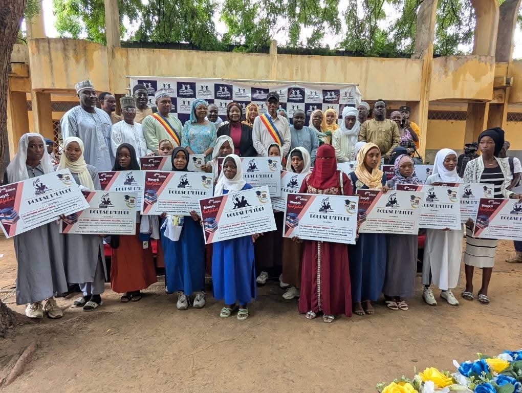 Ce samedi 16 août 2025, j’ai eu l’honneur de répondre à l’invitation de l’Honorable Député Mahamat Saleh Moussa, initiateur du projet « Pour un enfant, une éducation : je m’engage », à l’occasion de la remise de 30 bourses d’études à de jeunes bachelières issues des