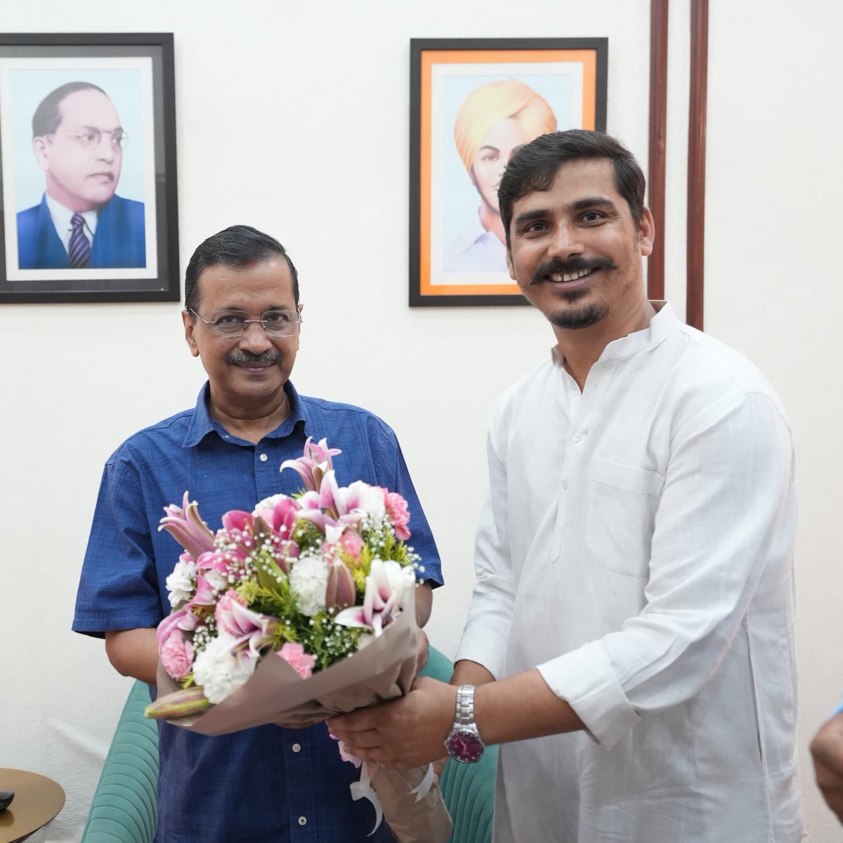 Abhinav Rai AAP (@aapabhinav) on Twitter photo आज माननीय नेताजी श्री <a href="/ArvindKejriwal/">Arvind Kejriwal</a> जी के जन्म दिवस के शुभ अवसर पर आज उनके आवास पर मुलाकात कर बधाई दिया।
परमात्मा आपको सदैव स्वस्थ रखे, खुश रखे और दीर्घायु बनाएं।
अब वह दिन दूर नहीं जब पूरा देश आपके नेतृत्व में आगे बढ़कर दुनिया का नंबर 1. देश बनेगा।
#HappyJanmashtami आज माननीय नेताजी श्री <a href="/ArvindKejriwal/">Arvind Kejriwal</a> जी के जन्म दिवस के शुभ अवसर पर आज उनके आवास पर मुलाकात कर बधाई दिया।
परमात्मा आपको सदैव स्वस्थ रखे, खुश रखे और दीर्घायु बनाएं।
अब वह दिन दूर नहीं जब पूरा देश आपके नेतृत्व में आगे बढ़कर दुनिया का नंबर 1. देश बनेगा।
#HappyJanmashtami