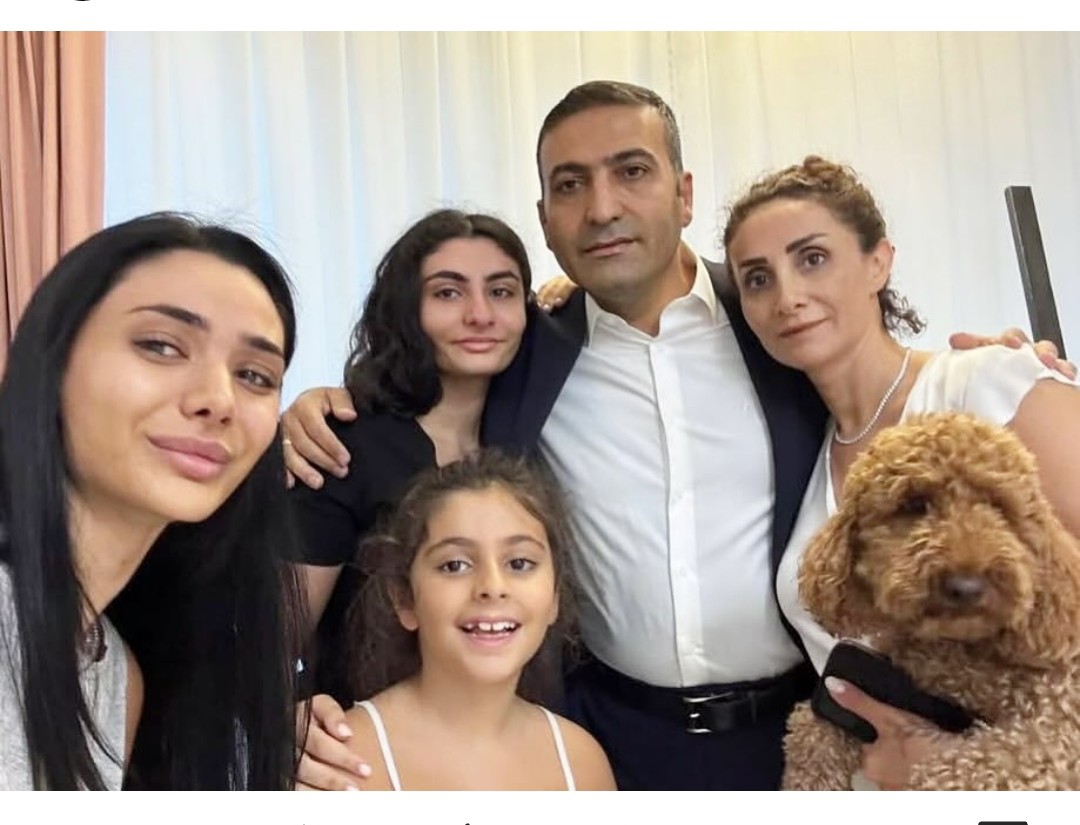 Beyoğlu Belediye başkanı İnan Güney gözaltına alınmadan önce bu selfiyi paylaştı.♥️
Dinginlik, sevgi ve cesaret dolu bir cevap...